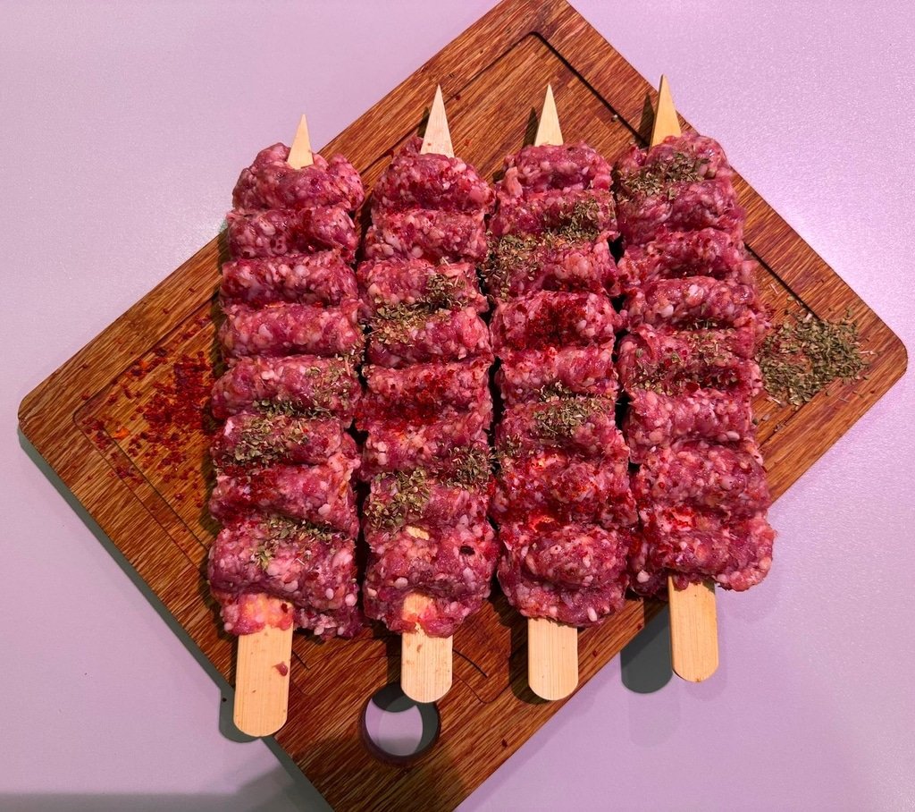 Kofte na špejli – halal maso, Anatolia Meat Market Praha